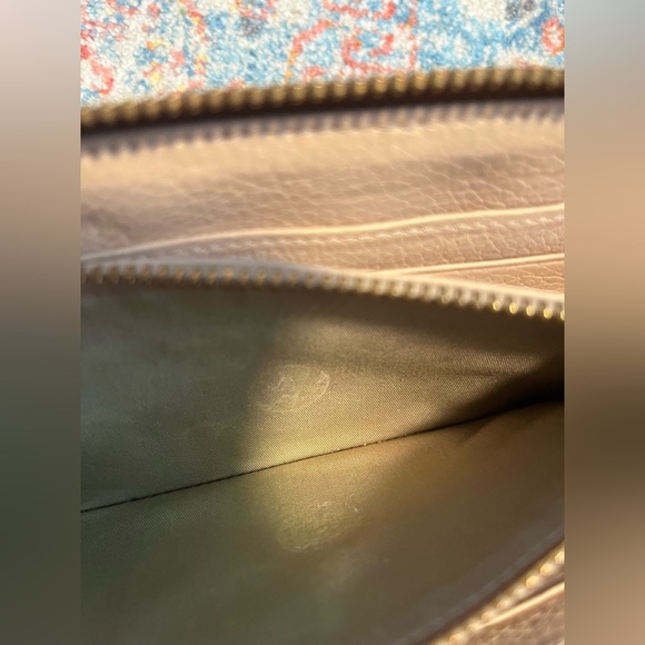 Cuyana pebbled leather wallet in caramel/chestnut - Picture 9 of 9